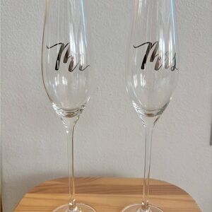 Elegant Mr and Mrs Champagne Flutes